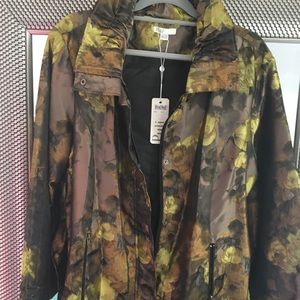 Trendy woman’s jacket with the zipper/snaps.  NWT